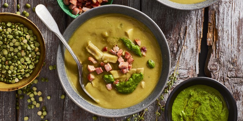 Erwtensoep met peterseliepesto en spekjes 