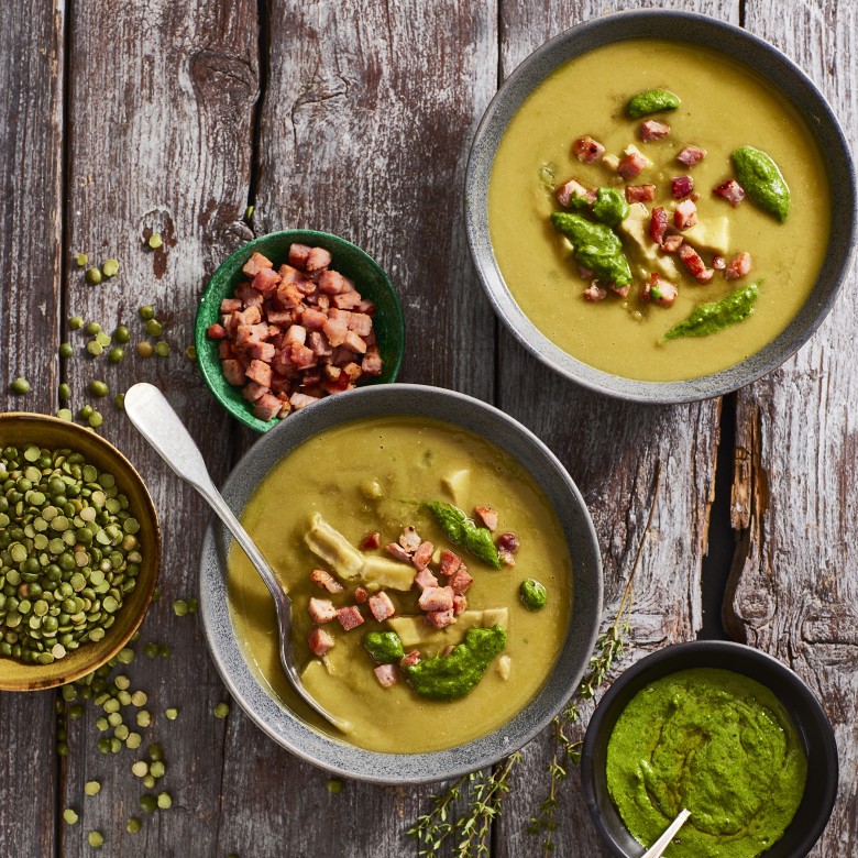Erwtensoep met peterseliepesto en spekjes