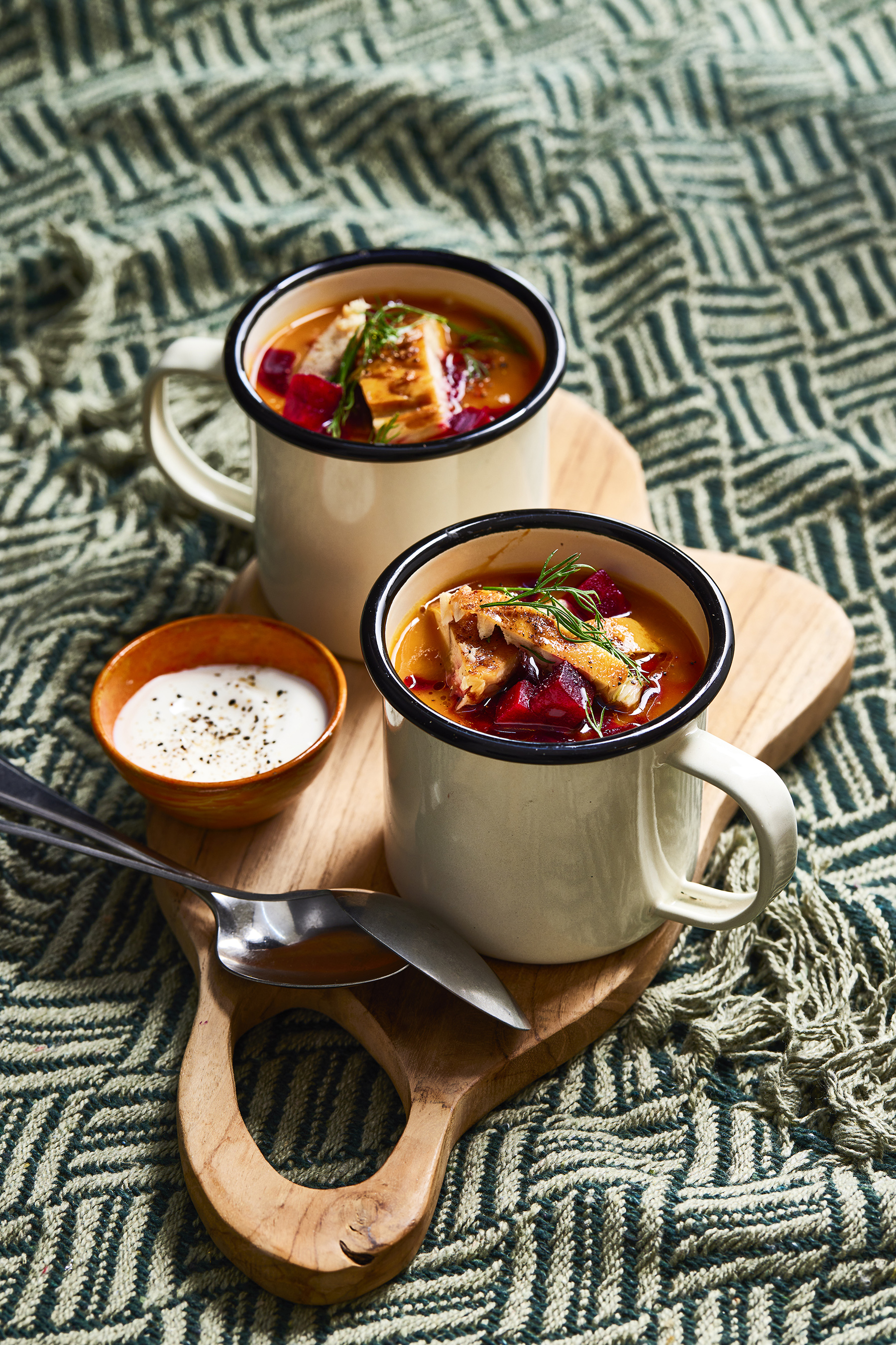 Zoete-aardappelsoep met biet en makreel