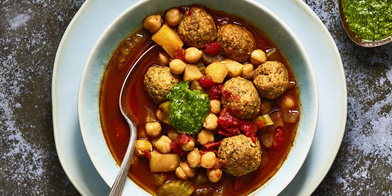 Kikkererwtensoep met vegaballetjes en peterseliepesto