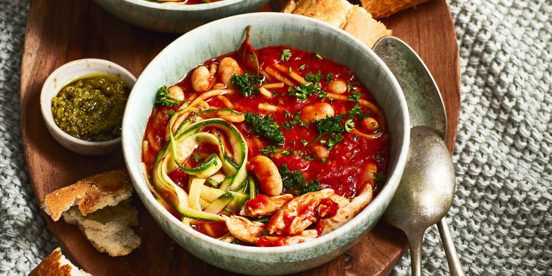 Italiaanse tomatensoep met kip en courgettespaghetti