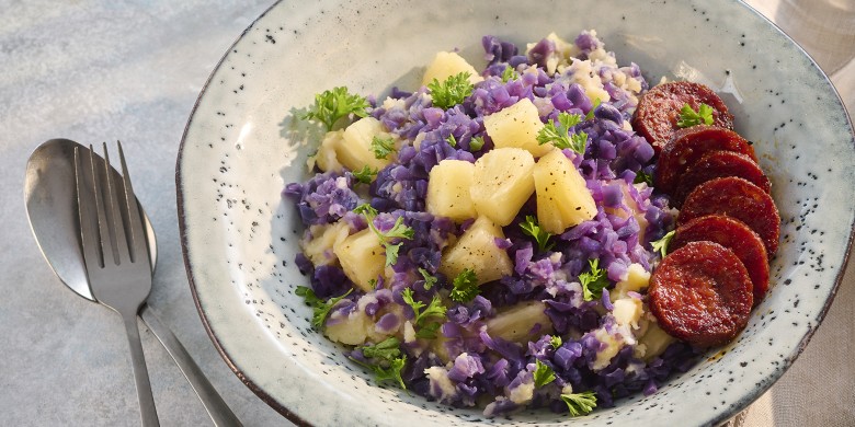 Rodekoolstamppot met ananas en chorizo