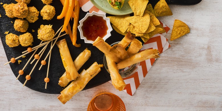 Cheddarrolletjes met zoete chilisaus