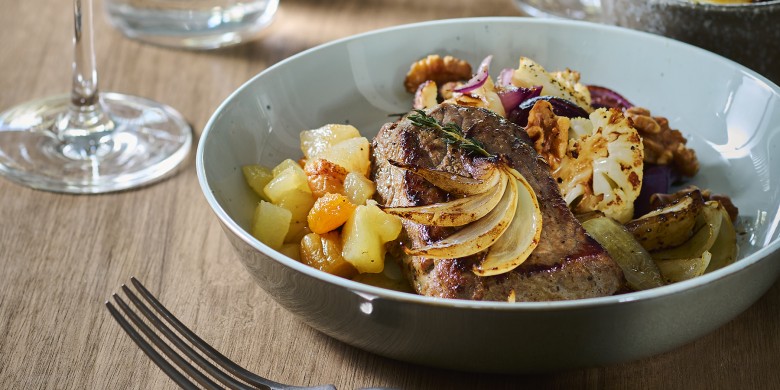 Biefstuk met balsamicojus, peren-abrikozenchutney en geroosterde bloemkool