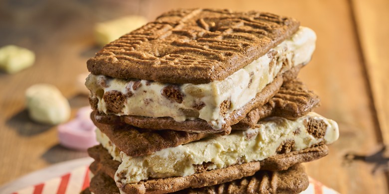 Speculaas ice cream sandwiches