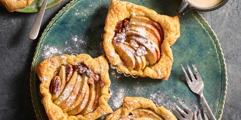 Appel-pecantaartjes met vanillesaus