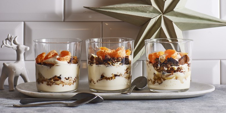 Yoghurt met granola, speculaas en mandarijn