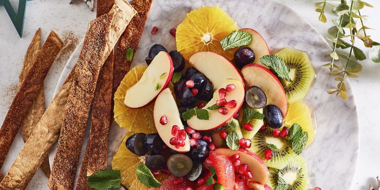 Fruitsalade met krokante kaneelrepen