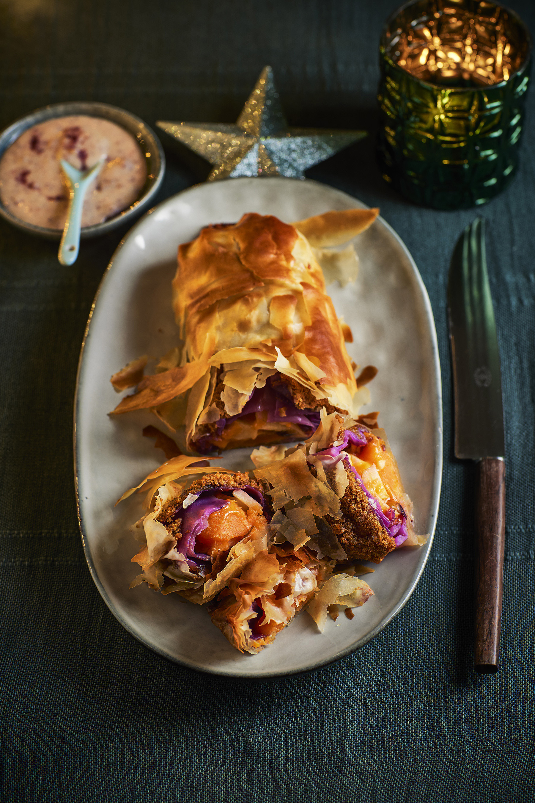 Strudel gevuld met zoete aardappel en rodekool