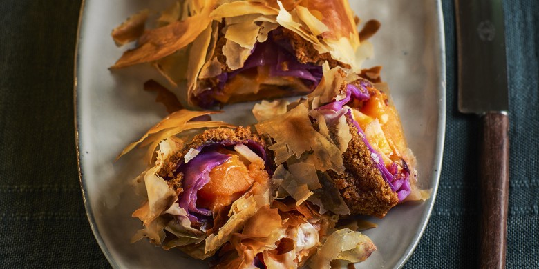 Strudel gevuld met zoete aardappel en rodekool