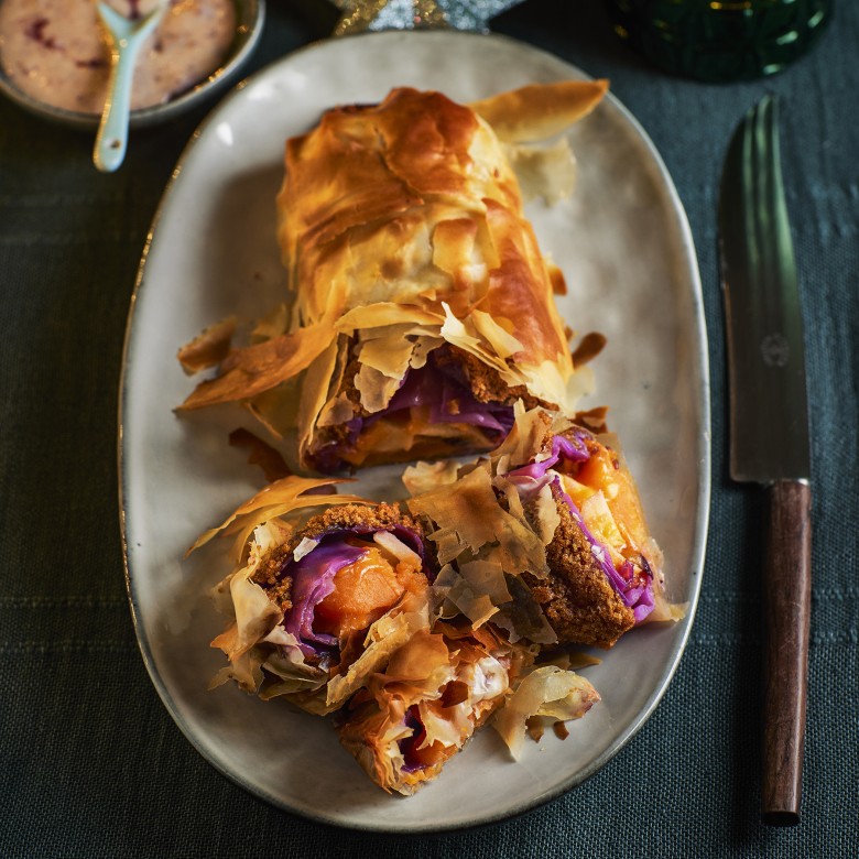 Strudel gevuld met zoete aardappel en rodekool