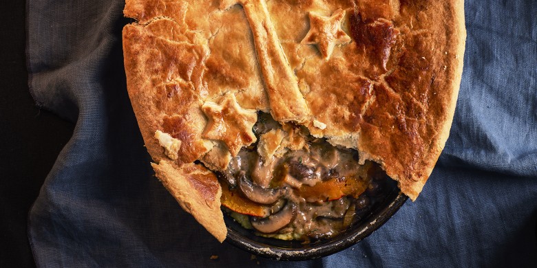 Pie met paddenstoelenragout, pompoen en aardappelpuree