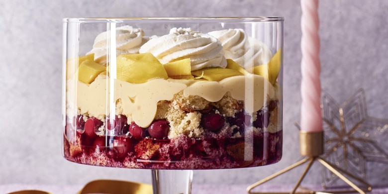Trifle met vanillecustard, kersengelei en mango