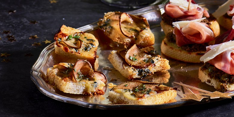 Canapés met blauwe kaas, peer en honing