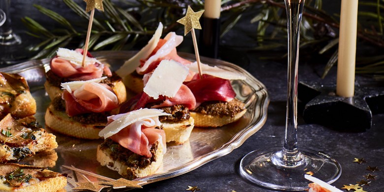 Pintxo's met olijventapenade en rauwe ham
