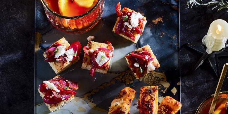 Focaccia-toastjes met gekaramelliseerde ui en feta