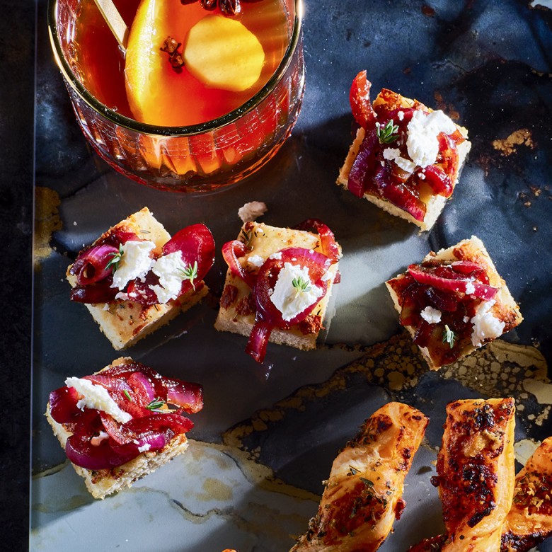 Focaccia-toastjes met gekaramelliseerde ui en feta