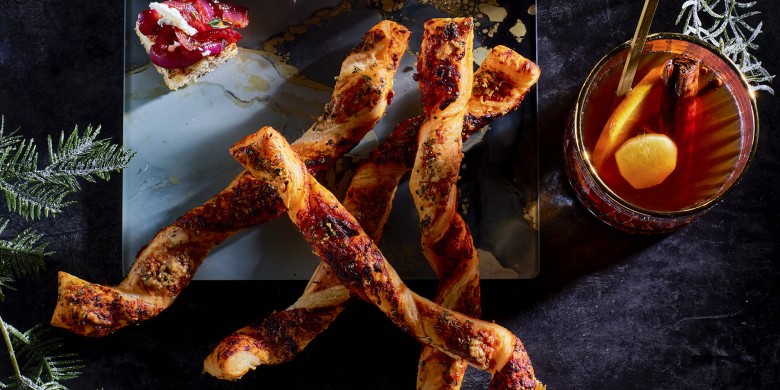 Grissini met rode pesto en parmezaan