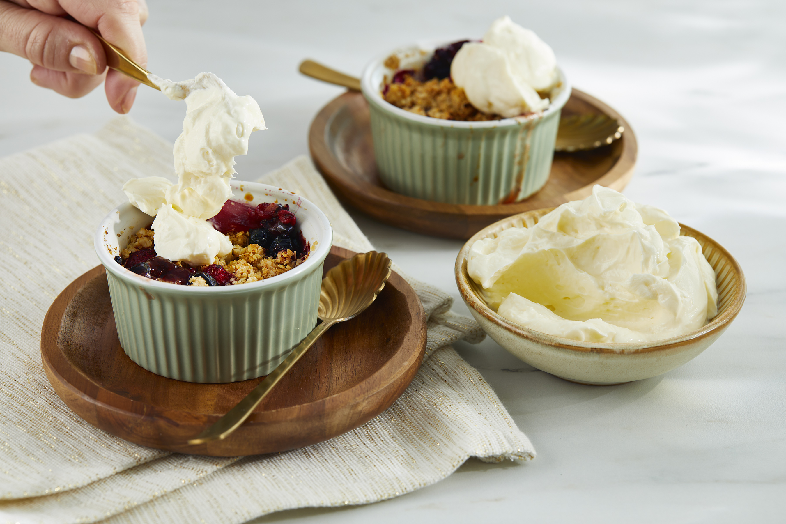 Warme fruitcrumble met crème fraîche