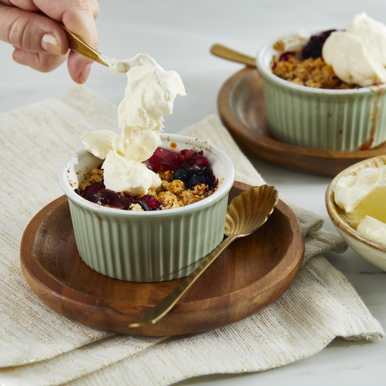 Warme fruitcrumble met crème fraîche