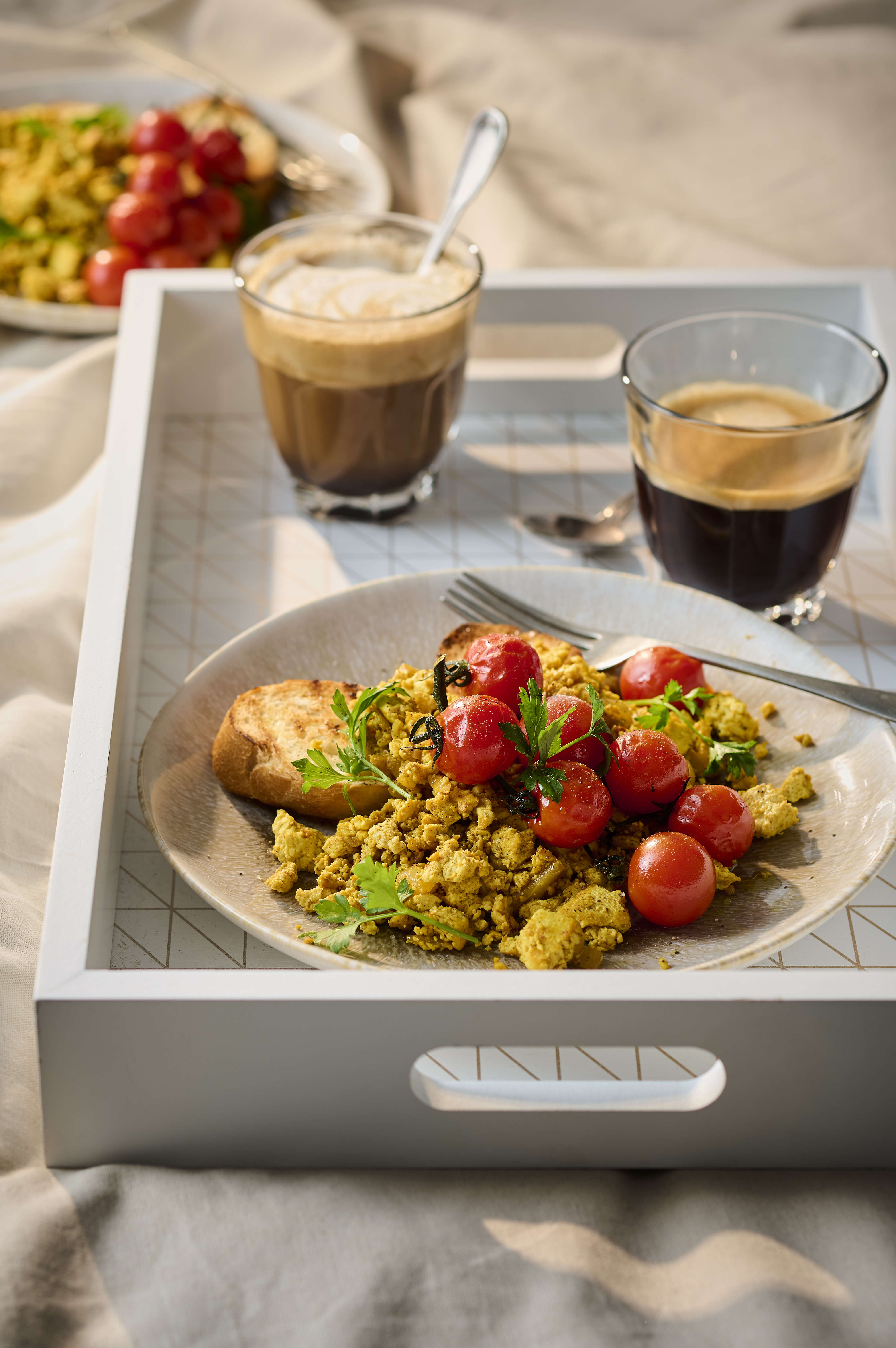 Tofu scramble met geroosterde tomaatjes