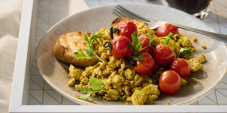 Tofu scramble met geroosterde tomaatjes