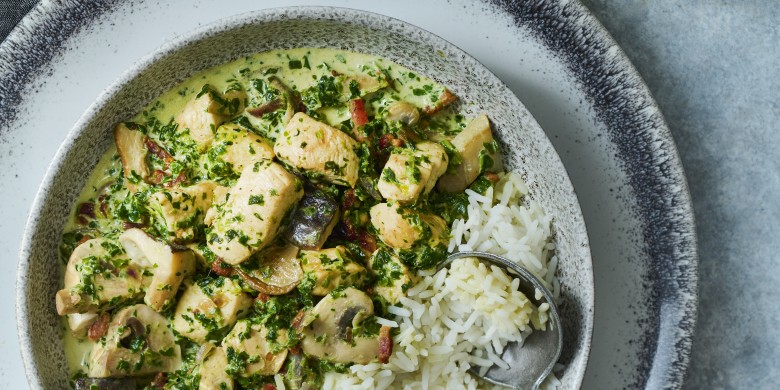 Kipfilet met rijst en paddenstoelen-roomsaus