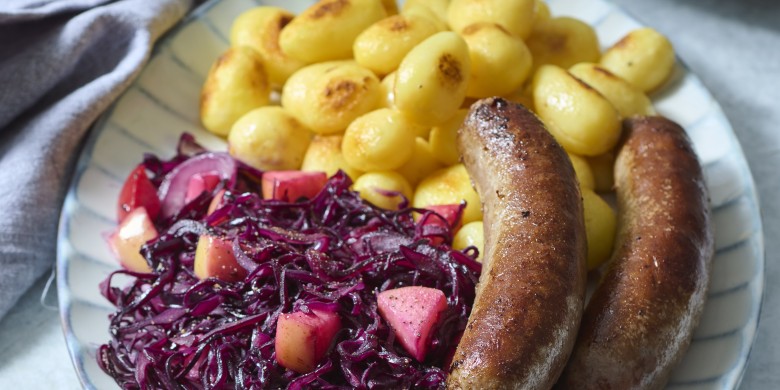 Geroerbakte rodekool met braadworst en krieltjes