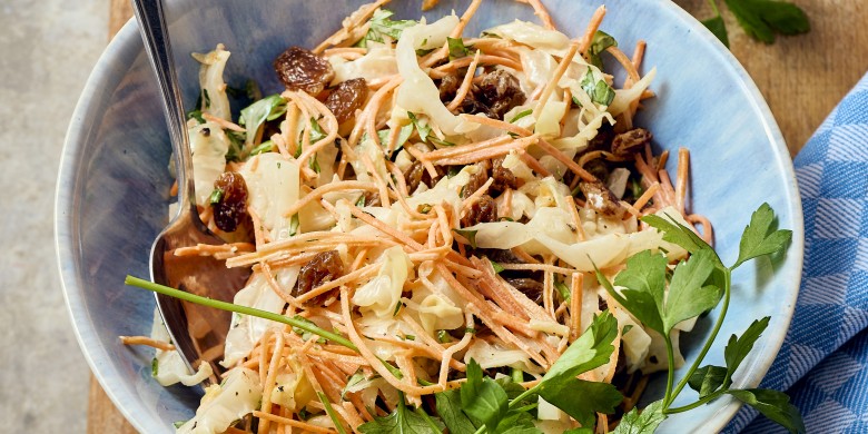 Spitskoolsalade met wortel en rozijnen