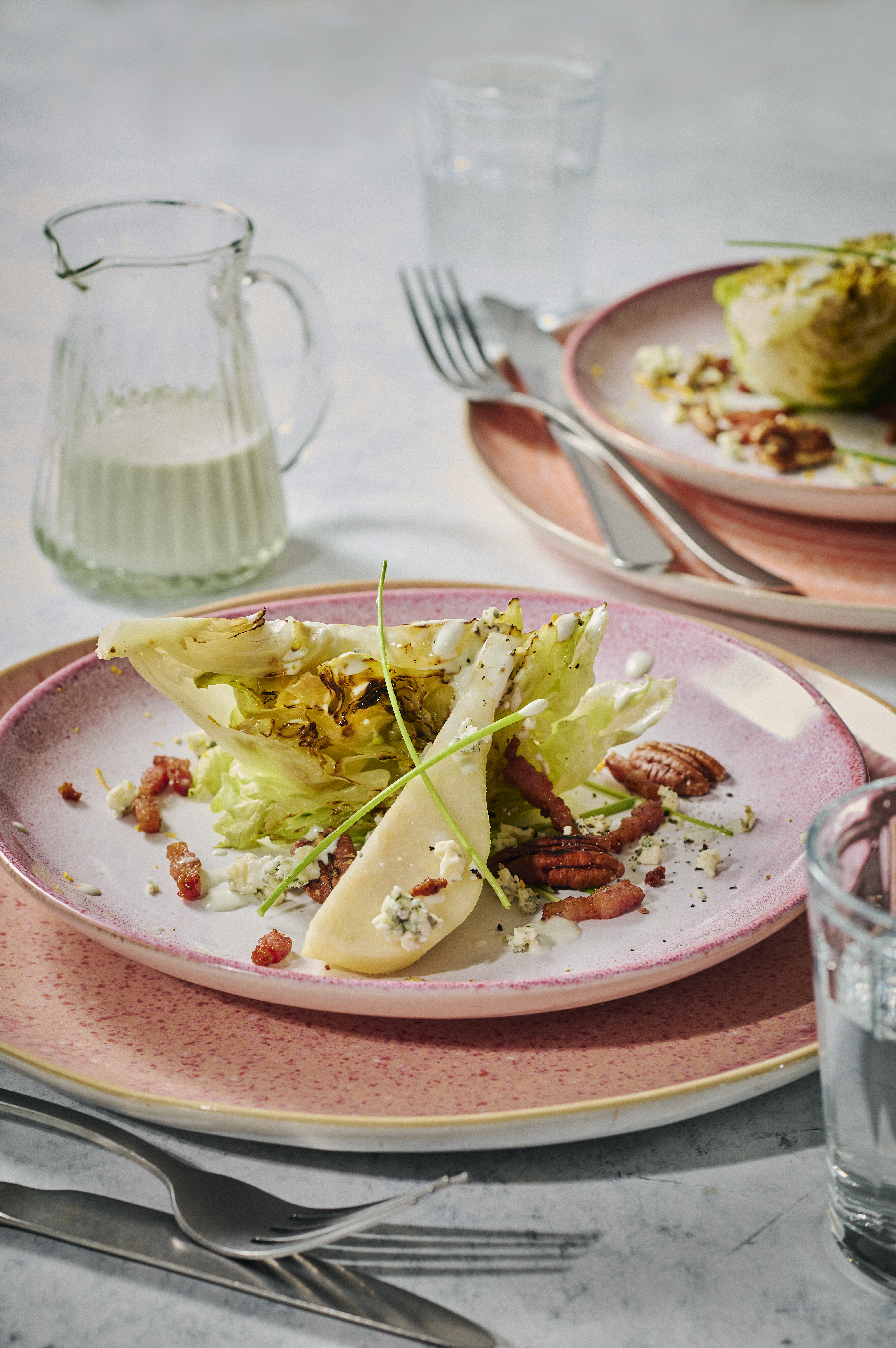 Wedge salad met blauwe-kaasdressing en spekjes