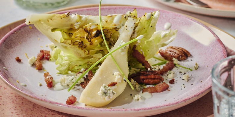 Wedge salad met blauwe-kaasdressing en spekjes