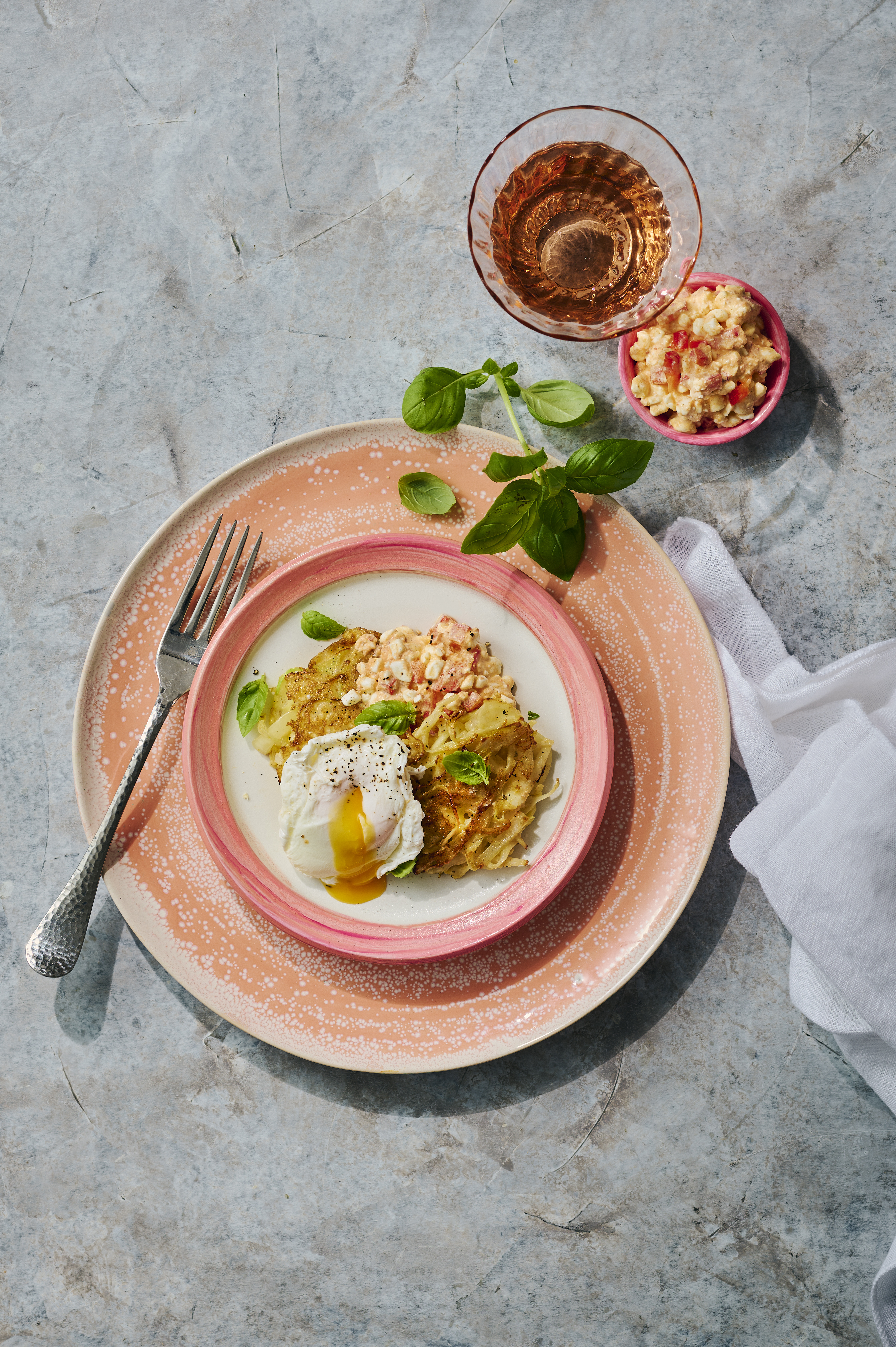 Uien-koolrösti met pittige hüttenkäse en gepocheerd ei