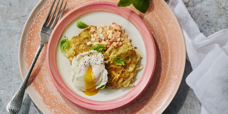 Uien-koolrösti met pittige hüttenkäse en gepocheerd ei