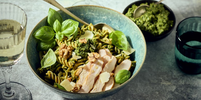 Fusilli met boerenkoolpesto, gerookte kip en walnoten