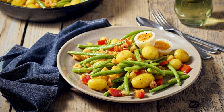 Kerriekrieltjes met sperziebonen, garnalen en ei 