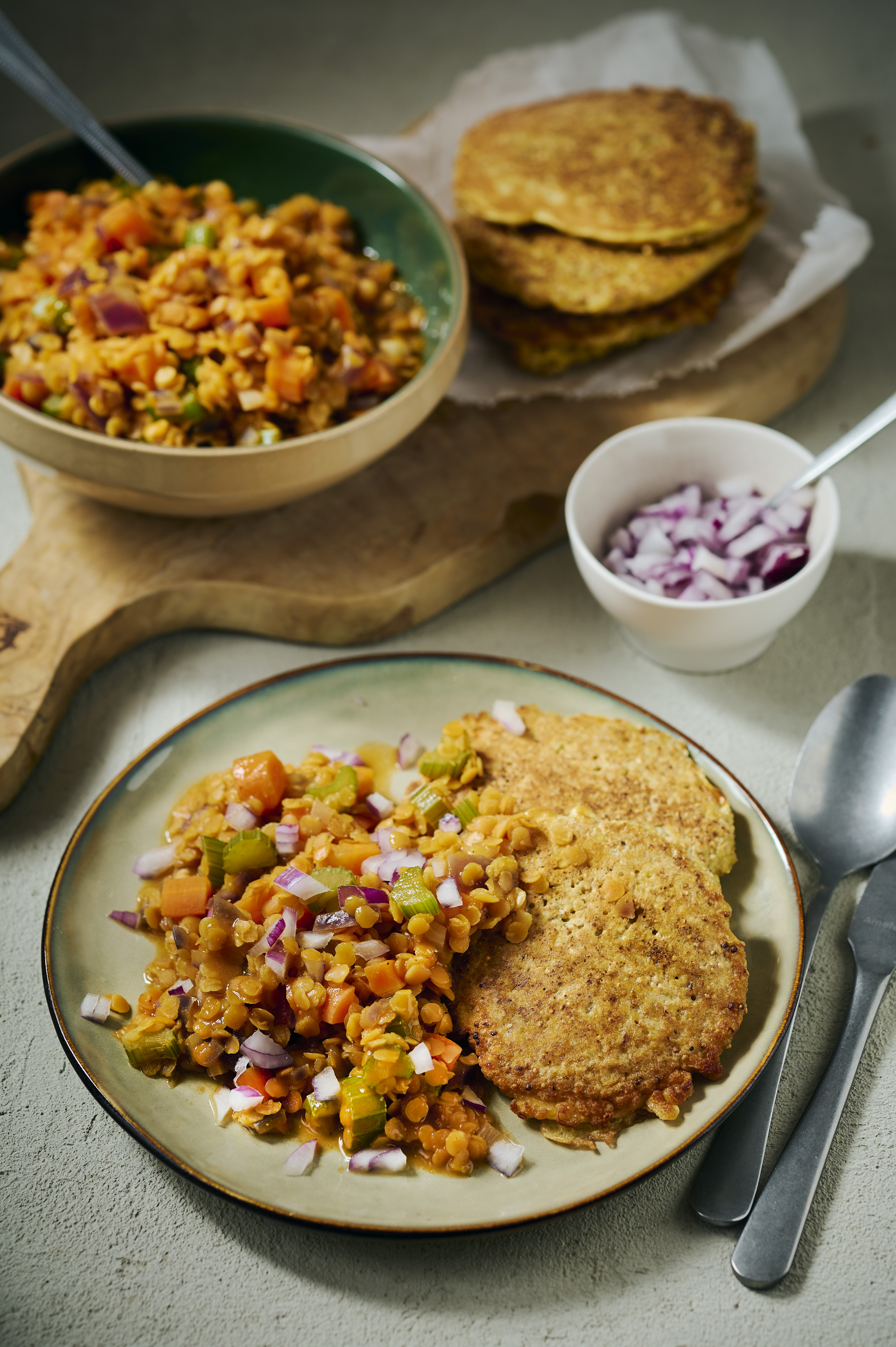 Winterpeen-linzenstoof met quinoa-pannenkoekjes