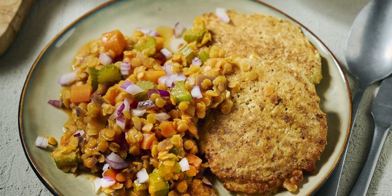 Winterpeen-linzenstoof met quinoa-pannenkoekjes 