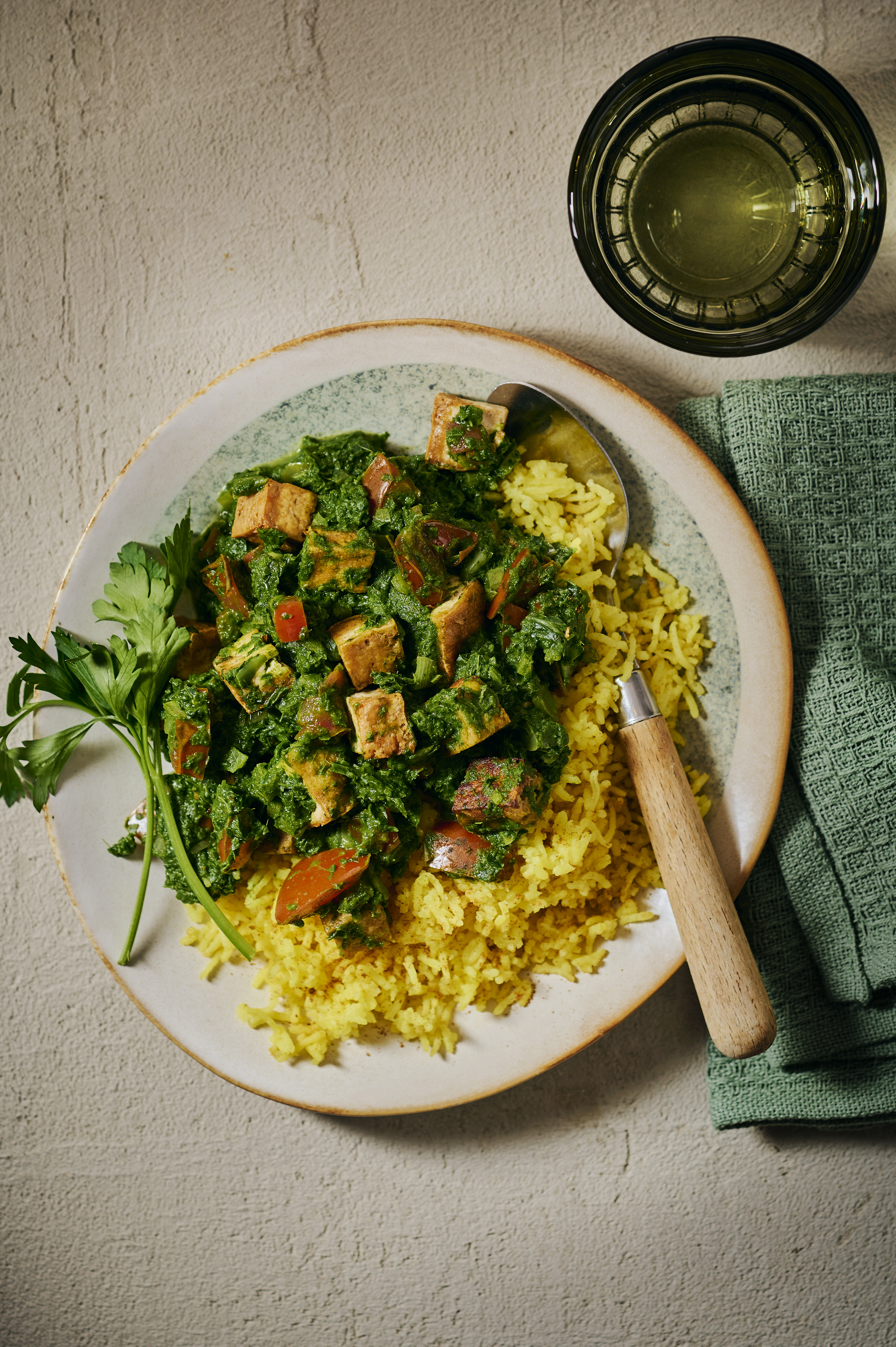 Boerenkool-spinaziecurry met tofu en gekruide rijst