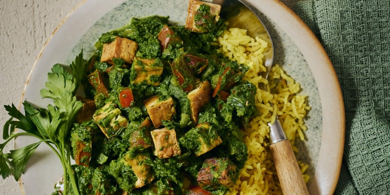 Boerenkool-spinaziecurry met tofu en gekruide rijst 