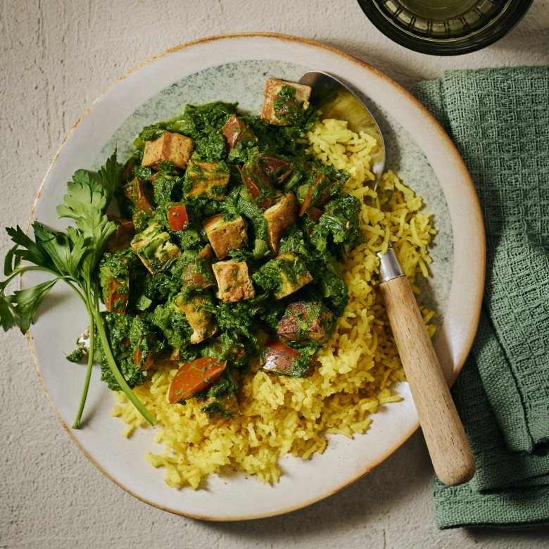 Boerenkool-spinaziecurry met tofu en gekruide rijst