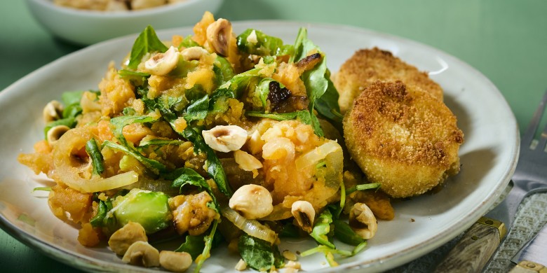 Zoete aardappel-spruitjesstamppot met rucola en krokante geitenkaas 