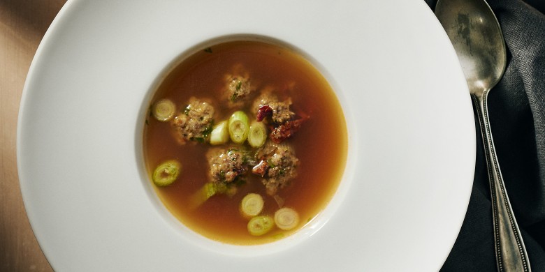 Heldere tomatensoep met kruidige balletjes 