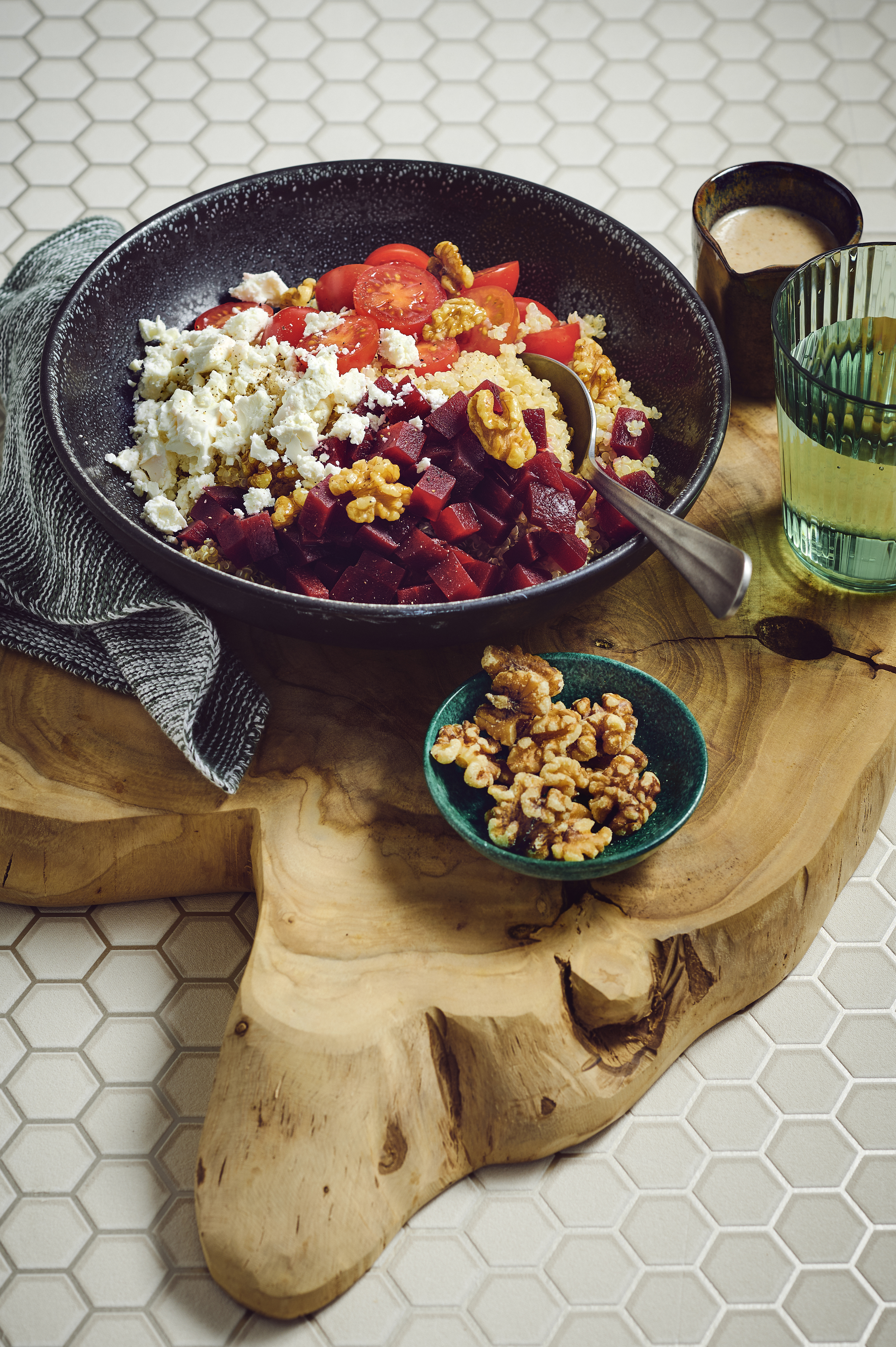 Lauwwarme quinoa-salade met bietjes, feta en walnotendressing