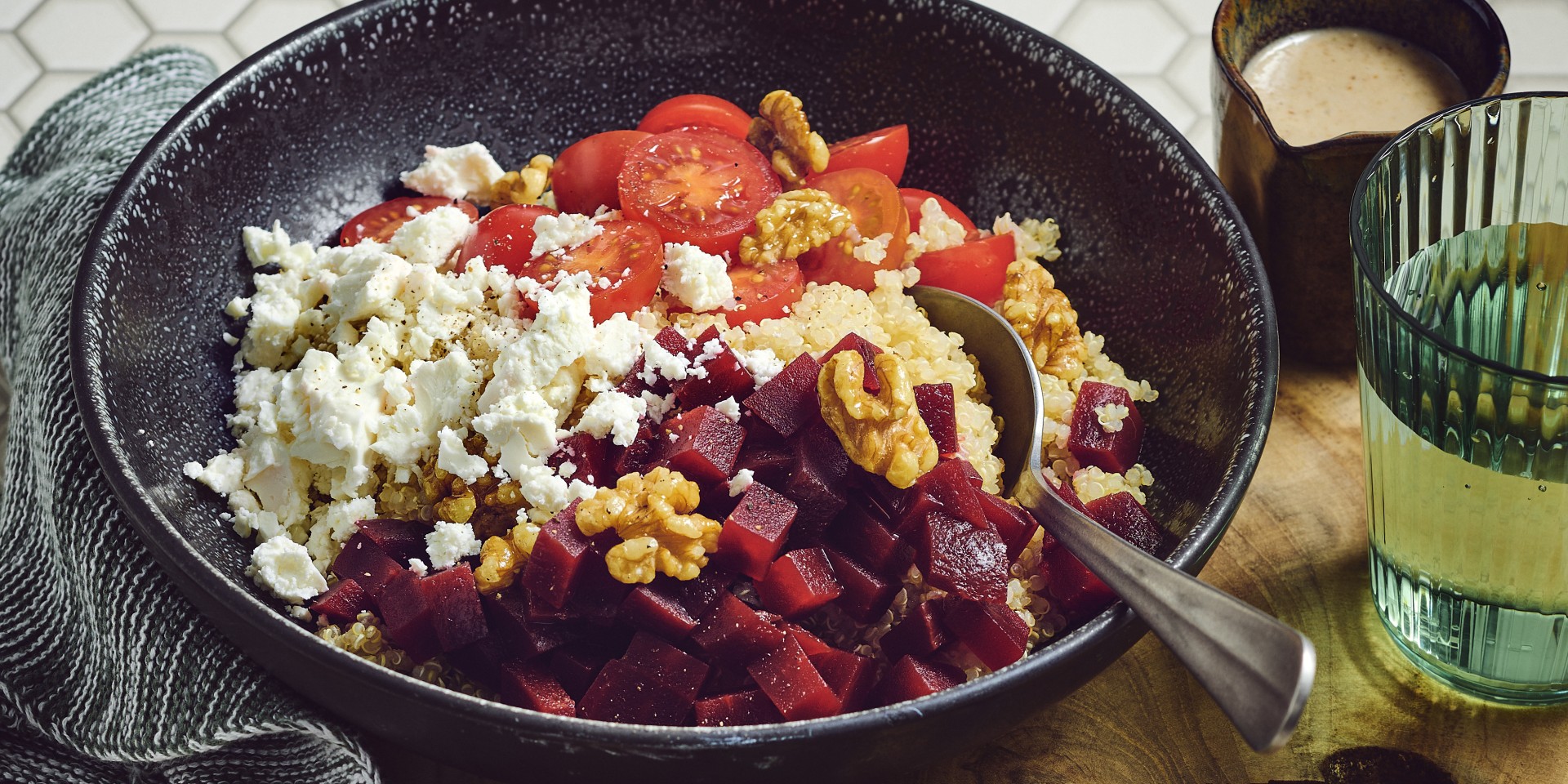 Lauwwarme quinoa-salade met bietjes, feta en walnotendressing