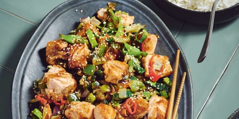 Wokschotel met zalm en honing-sojasaus 
