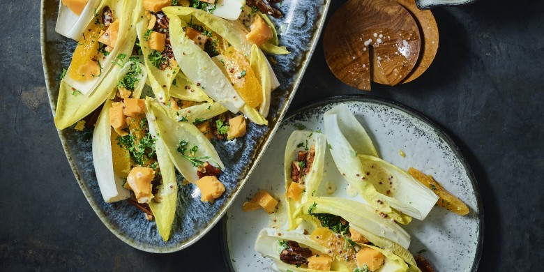 Sinaasappelsalade met witlof en oude kaas