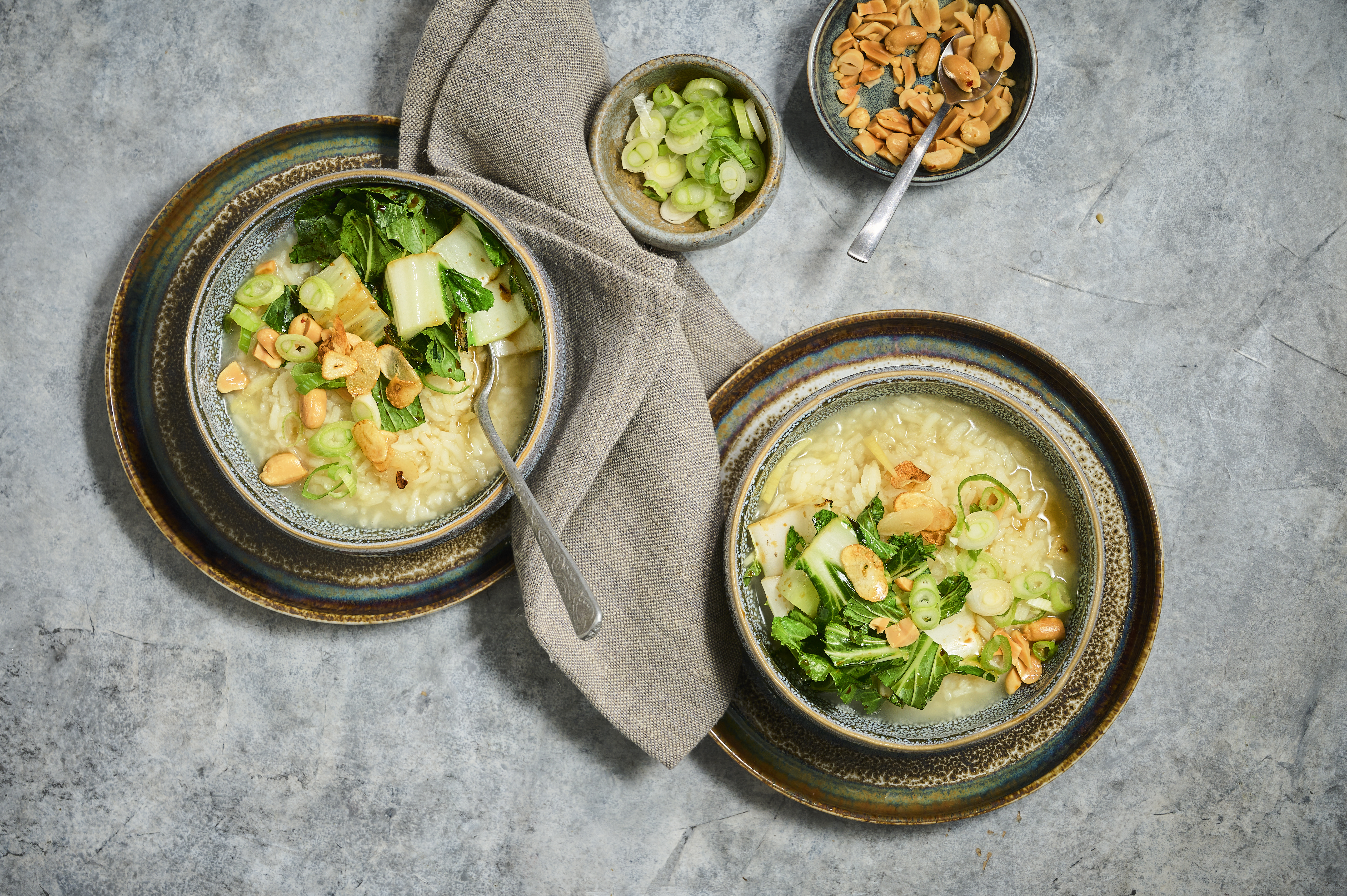 Hartige rijstsoep met paksoi en krokante knoflook