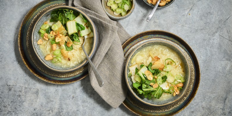 Hartige rijstsoep met paksoi en krokante knoflook