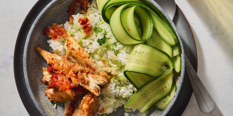 Pikante makreel met broccolirijst en zoetzure komkommer 