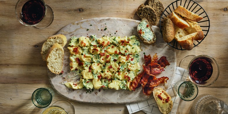 Butter board met spek, knoflook en peterselie 